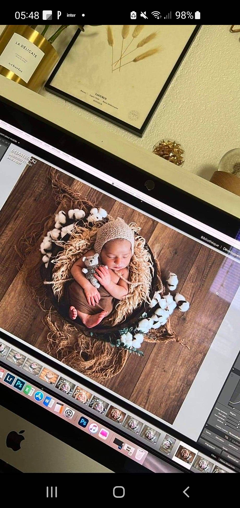 Manoë participe au concours pour gagner de l'argent avec cette photo : art, audio_equipment, brown, communication_device, design, display_device, eyewear, flooring, font, gadget, happy, hardwood, machine, multimedia, output_device, person, photograph, rectangle, room, snapshot