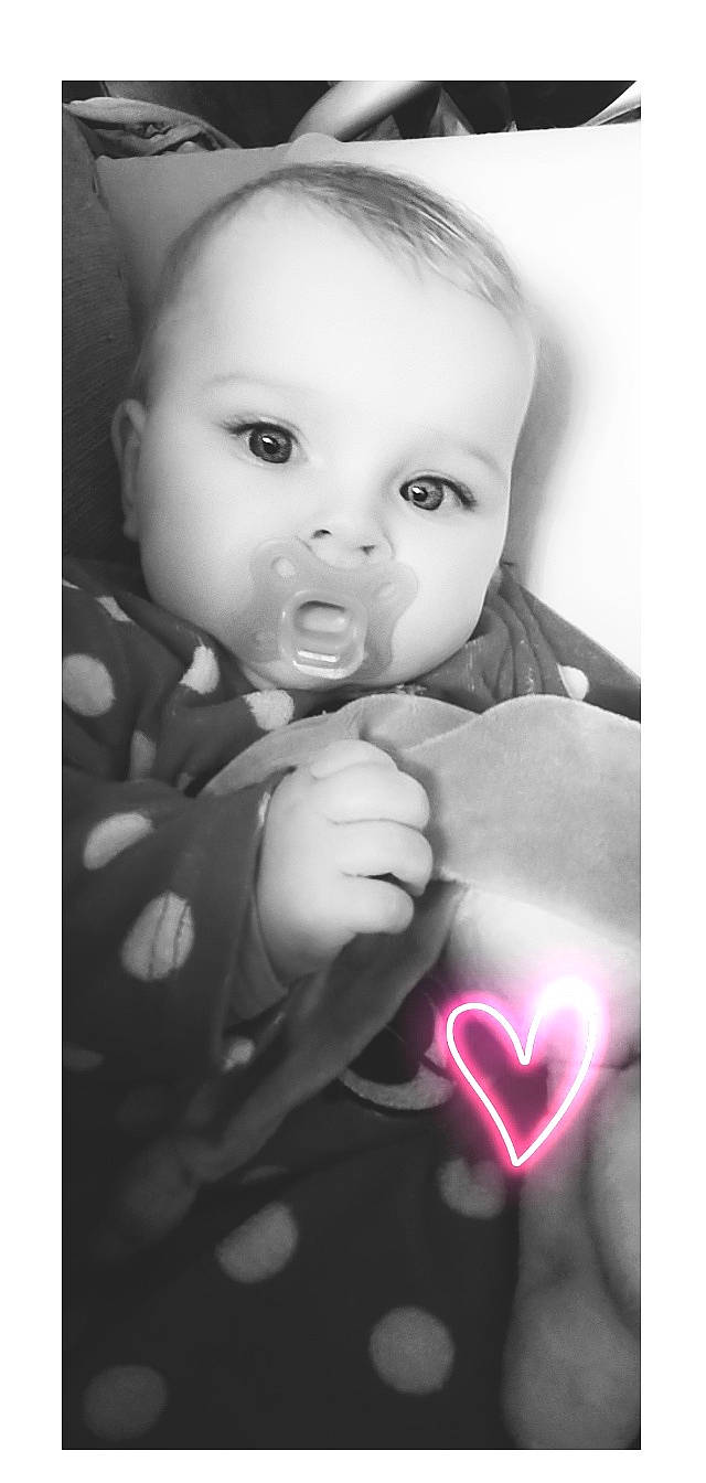 Yvanna a rejoint le concours — aidez-le/la à gagner de superbes lots ! baby, baby_toddler_clothing, cheek, child, comfort, eyelash, flash_photography, gesture, happy, iris, lip, monochrome, monochrome_photography, nail, organ, person, portrait_photography, sitting, sleeve, thumb