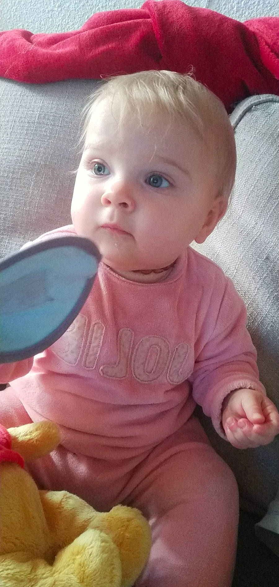 Yvanna participe au concours pour gagner de l'argent avec cette photo : baby, baby_toddler_clothing, cheek, eye, eyelash, finger, gesture, hand, happy, human_body, iris, lip, mouth, neck, nose, person, pink, product, skin, sleeve