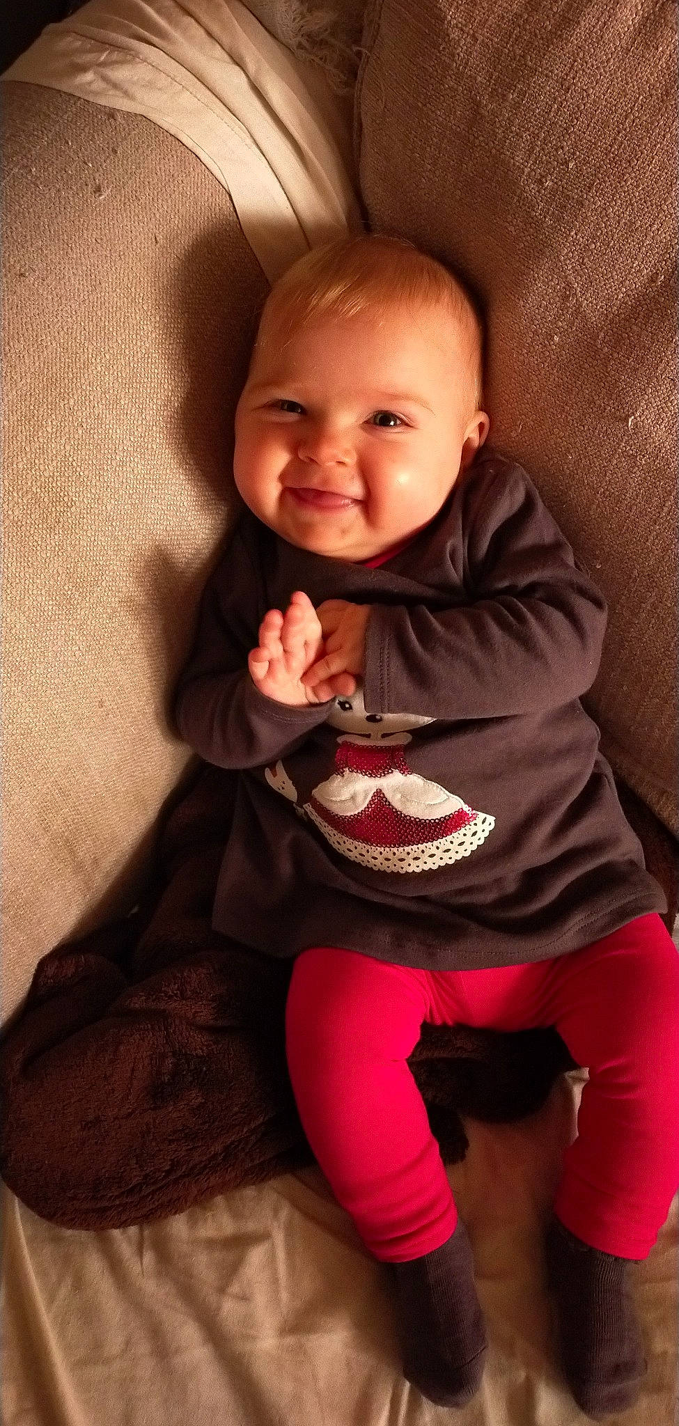 Yvanna a rejoint le concours — aidez-le/la à gagner de superbes lots ! baby, baby_toddler_clothing, comfort, finger, flash_photography, gesture, joy, knee, leg, lip, mouth, neck, outerwear, person, shoulder, skin, sleeve, smile, textile, thigh