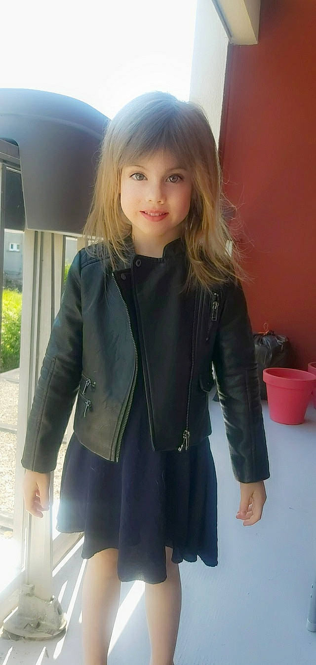 Kaïlly a rejoint le concours — aidez-le/la à gagner de superbes lots ! blazer, clothing, coat, fashion, hair, hairstyle, jacket, joy, leather, leather_jacket, long_hair, outerwear, overcoat, person, sleeve, textile, top