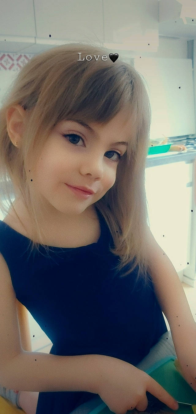 Kaïlly participe au concours pour gagner de l'argent avec cette photo : bangs, beauty, black_hair, blond, cheek, chin, eye, eyebrow, face, forehead, hair, hair_coloring, hairstyle, jaw, joy, lip, long_hair, nose, person, selfie