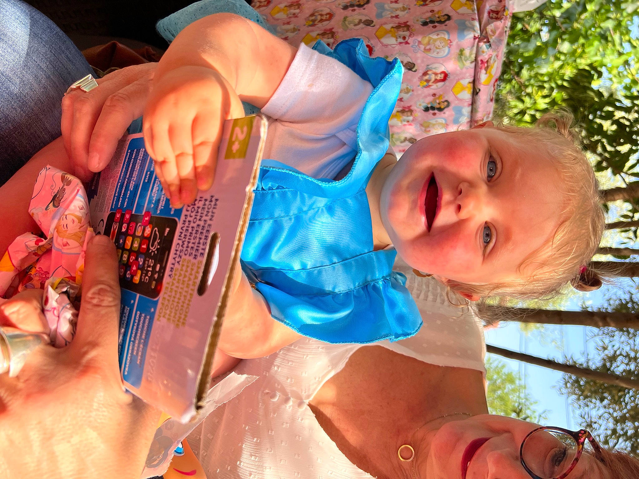 Lucía a rejoint le concours — aidez-le/la à gagner de superbes lots ! arm, azure, child, finger, fun, gesture, hand, happy, human_body, leisure, mouth, muscle, person, skin, smile, snapshot, summer, thumb, toddler, tree