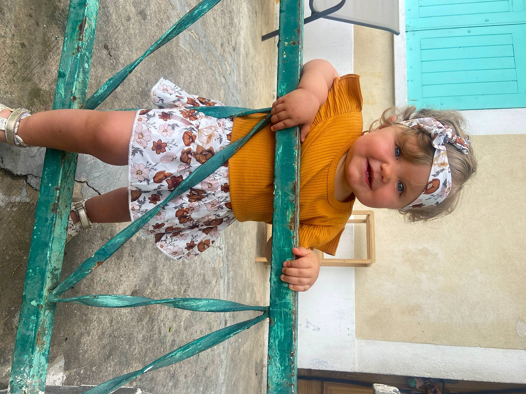Lucía a rejoint le concours — aidez-le/la à gagner de superbes lots ! adaptation, blue, child, door, elbow, fun, green, happy, headwear, human_leg, joy, leisure, person, rope, smile, t_shirt, toddler, vacation, wood
