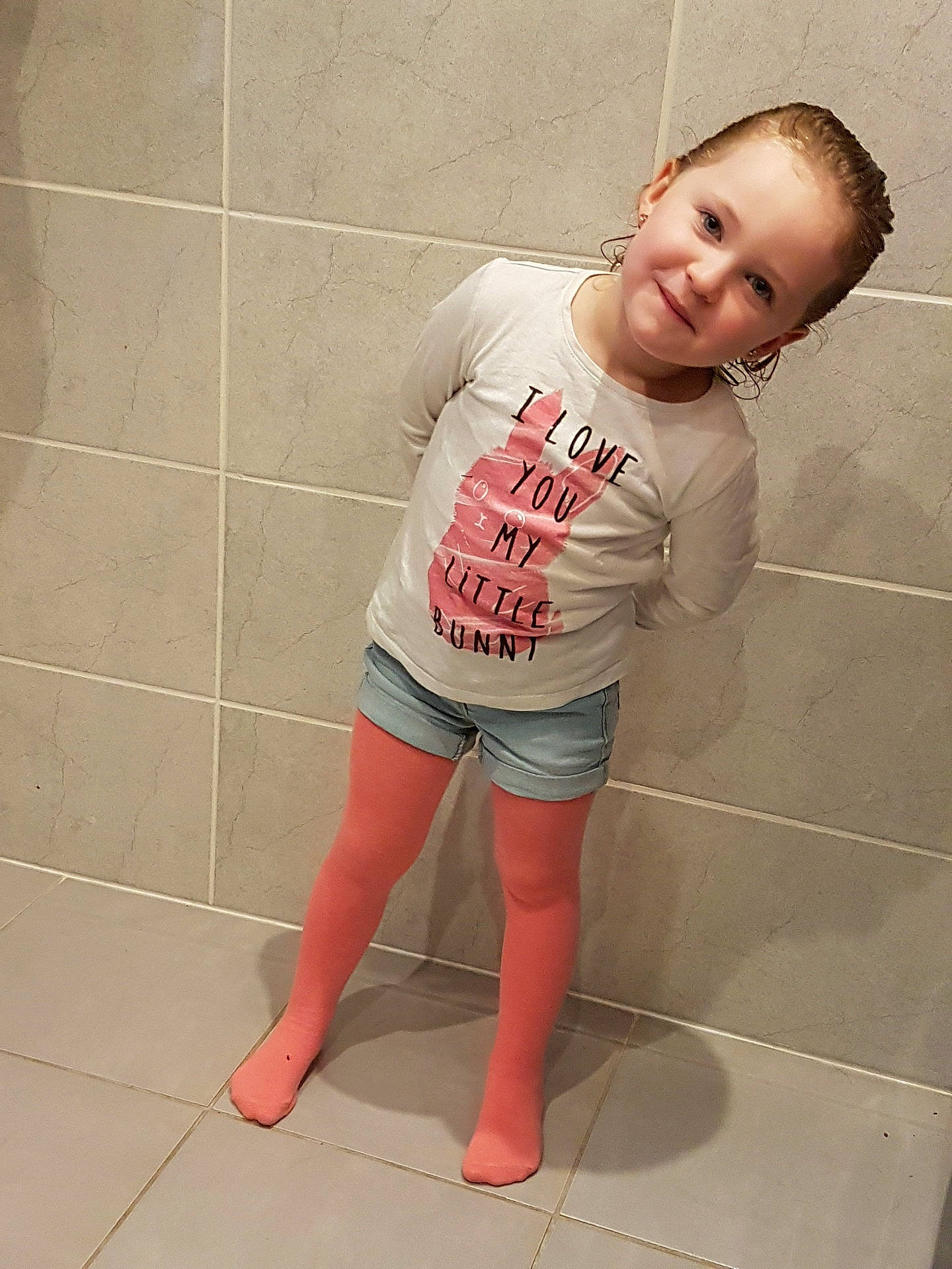 Maylissia a rejoint le concours — aidez-le/la à gagner de superbes lots ! arm, boy, child, day, floor, flooring, footwear, girl, human_hair_color, human_leg, joint, leg, person, pink, shorts, shoulder, skin, standing, thigh, tights