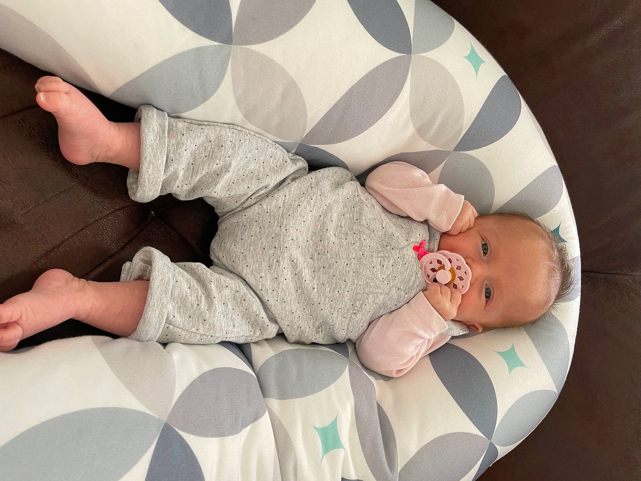 Enéa a rejoint le concours — aidez-le/la à gagner de superbes lots ! arm, baby, baby_sleeping, baby_toddler_clothing, child, comfort, finger, foot, hand, human_leg, knee, lap, leg, linens, pattern, person, sleeve, sock, textile, thigh