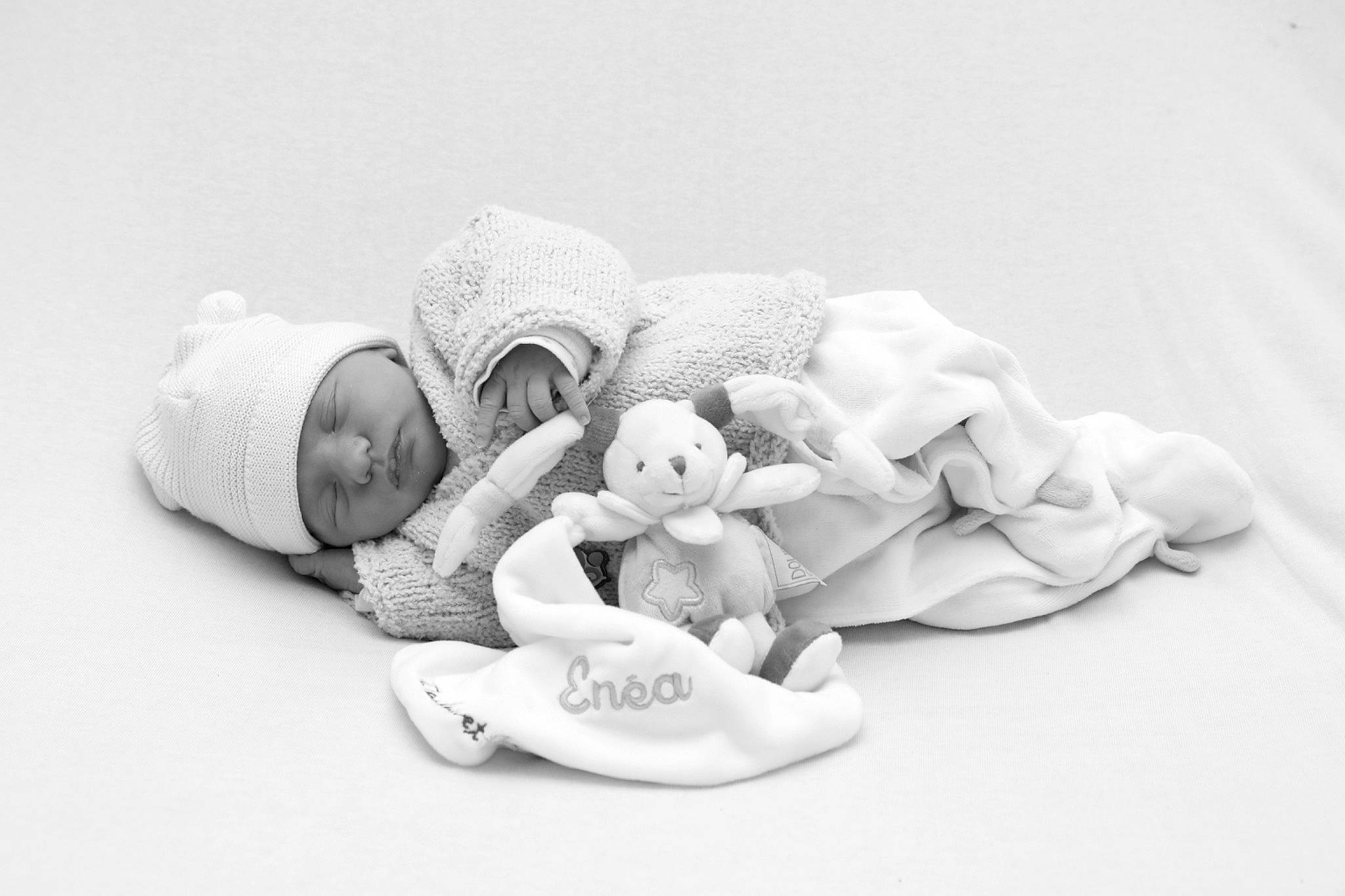 Enéa participe au concours pour gagner de l'argent avec cette photo : baby, baby_sleeping, bowl, comfort, dishware, fashion_accessory, happy, hat, headpiece, headwear, linens, monochrome, monochrome_photography, person, petal, serveware, sitting, stuffed_toy, tableware, teddy_bear