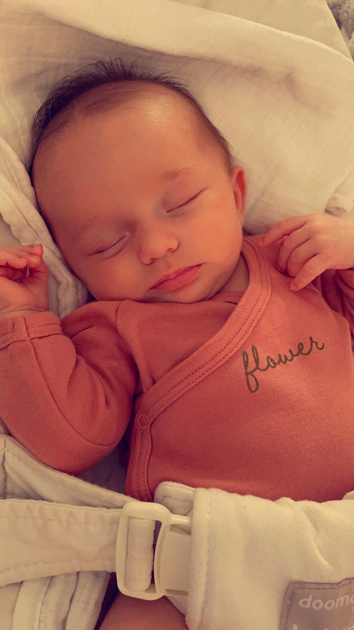 Enéa participe au concours pour gagner de l'argent avec cette photo : arm, baby, baby_sleeping, cheek, comfort, ear, eyebrow, finger, gesture, lip, mammal, mouth, neck, nose, orange, person, pink, product, skin, sleeve