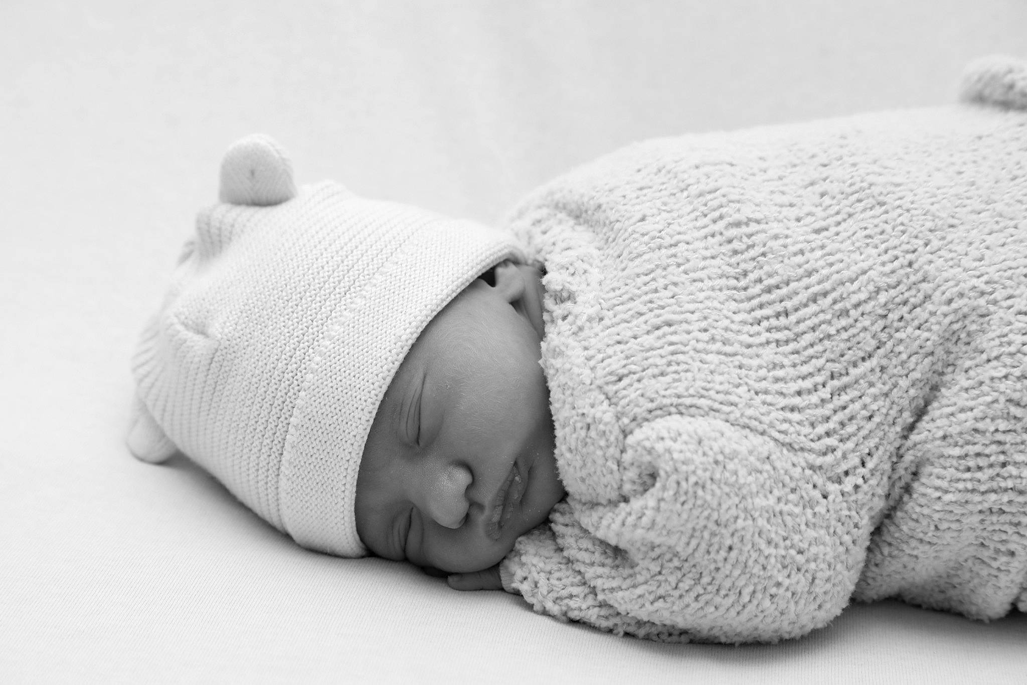 Enéa a rejoint le concours — aidez-le/la à gagner de superbes lots ! arm, baby, baby_sleeping, baby_toddler_clothing, bedtime, child, comfort, fashion_accessory, gesture, grey, hand, headgear, headwear, human_body, linens, monochrome, monochrome_photography, nap, person, sleeve