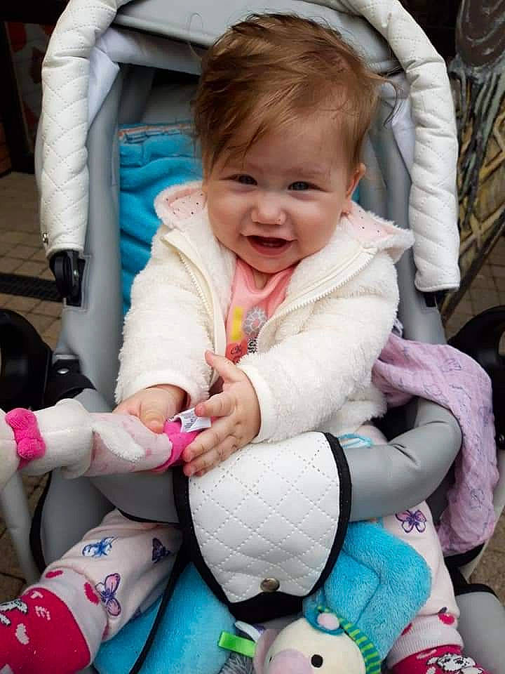 Emilia a rejoint le concours — aidez-le/la à gagner de superbes lots ! baby, baby_carriage, baby_products, baby_toddler_clothing, blue, cheek, child, comfort, facial_expression, finger, hairstyle, happy, person, pink, skin, sleeve, smile, textile, toddler, vertebrate