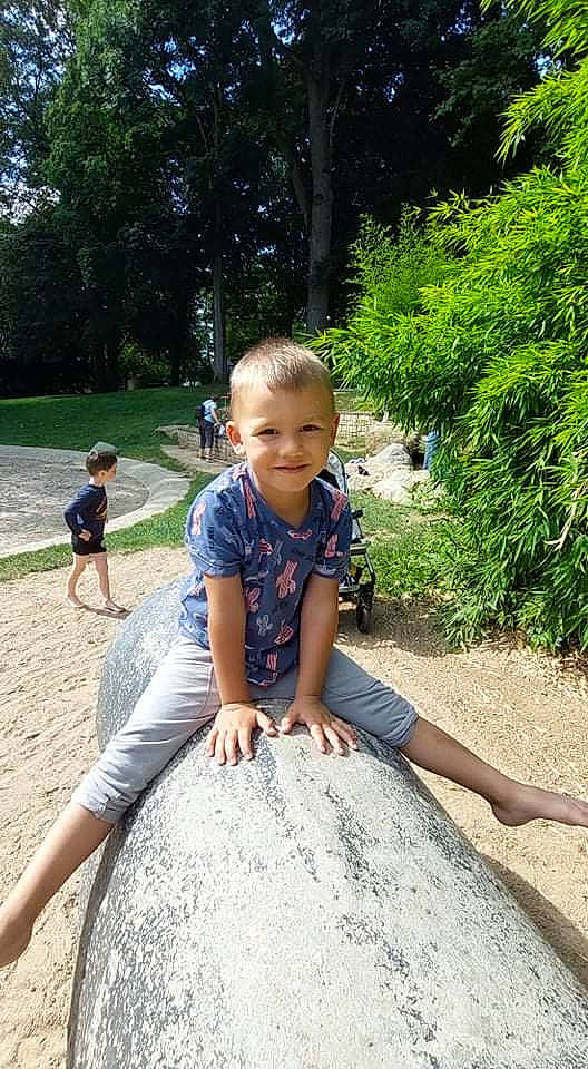 Casper a rejoint le concours — aidez-le/la à gagner de superbes lots ! baby_toddler_clothing, child, fun, grass, happy, joy, landscape, leaf, leisure, people_in_nature, person, plant, recreation, sand, shorts, smile, soil, summer, t_shirt, toddler