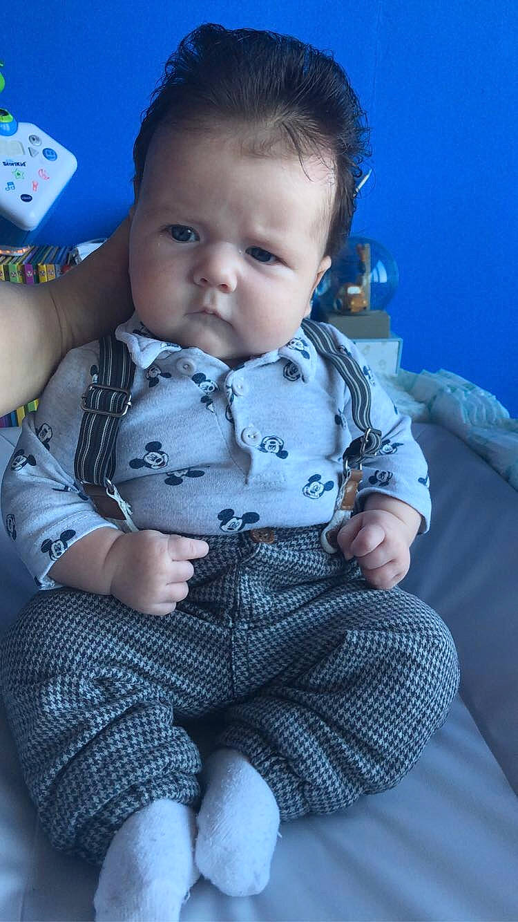 Liaam a rejoint le concours — aidez-le/la à gagner de superbes lots ! arm, baby, baby_toddler_clothing, blue, cheek, comfort, finger, flash_photography, hand, happy, human_body, iris, leg, lip, nose, person, skin, sleeve, standing, textile