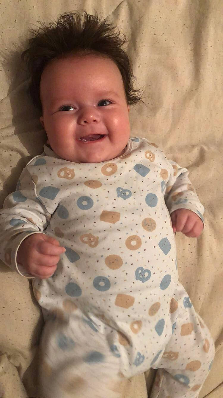 Liaam participe au concours pour gagner de l'argent avec cette photo : arm, cheek, chin, clothing, eye, face, facial_expression, forehead, hair, hairstyle, hand, head, joint, joy, lip, mouth, nose, outerwear, person, shoulder