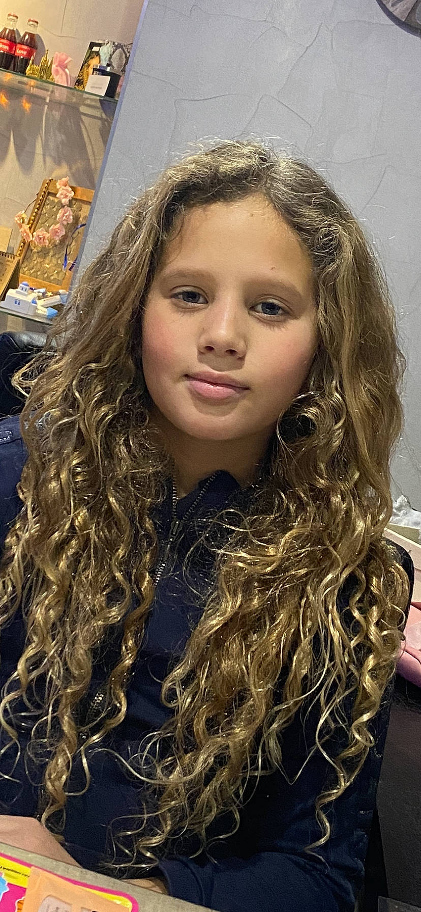 Giulia a rejoint le concours — aidez-le/la à gagner de superbes lots ! black_hair, chin, eyebrow, eyelash, fashion_design, forehead, hair, hairstyle, happy, iris, jaw, layered_hair, lip, long_hair, nose, organ, person, picture_frame, ringlet, smile