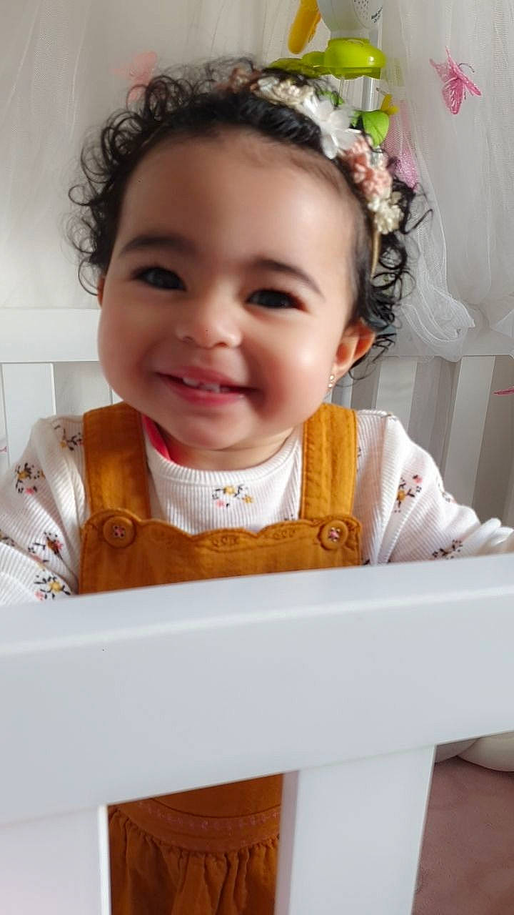 Nëlya a rejoint le concours — aidez-le/la à gagner de superbes lots ! baby, baby_products, baby_toddler_clothing, cheek, child, eyelash, fun, hair, happy, human_body, iris, joy, laugh, nose, organ, person, portrait_photography, room, sitting, skin