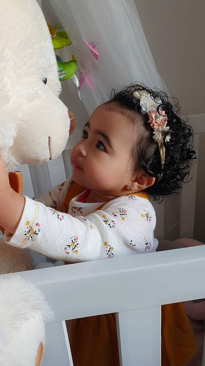 Nëlya a rejoint le concours — aidez-le/la à gagner de superbes lots ! baby, baby_products, baby_toddler_clothing, cheek, child, fun, hair, hairstyle, happy, head, headgear, person, pink, product, room, skin, stuffed_toy, textile, toddler, toy