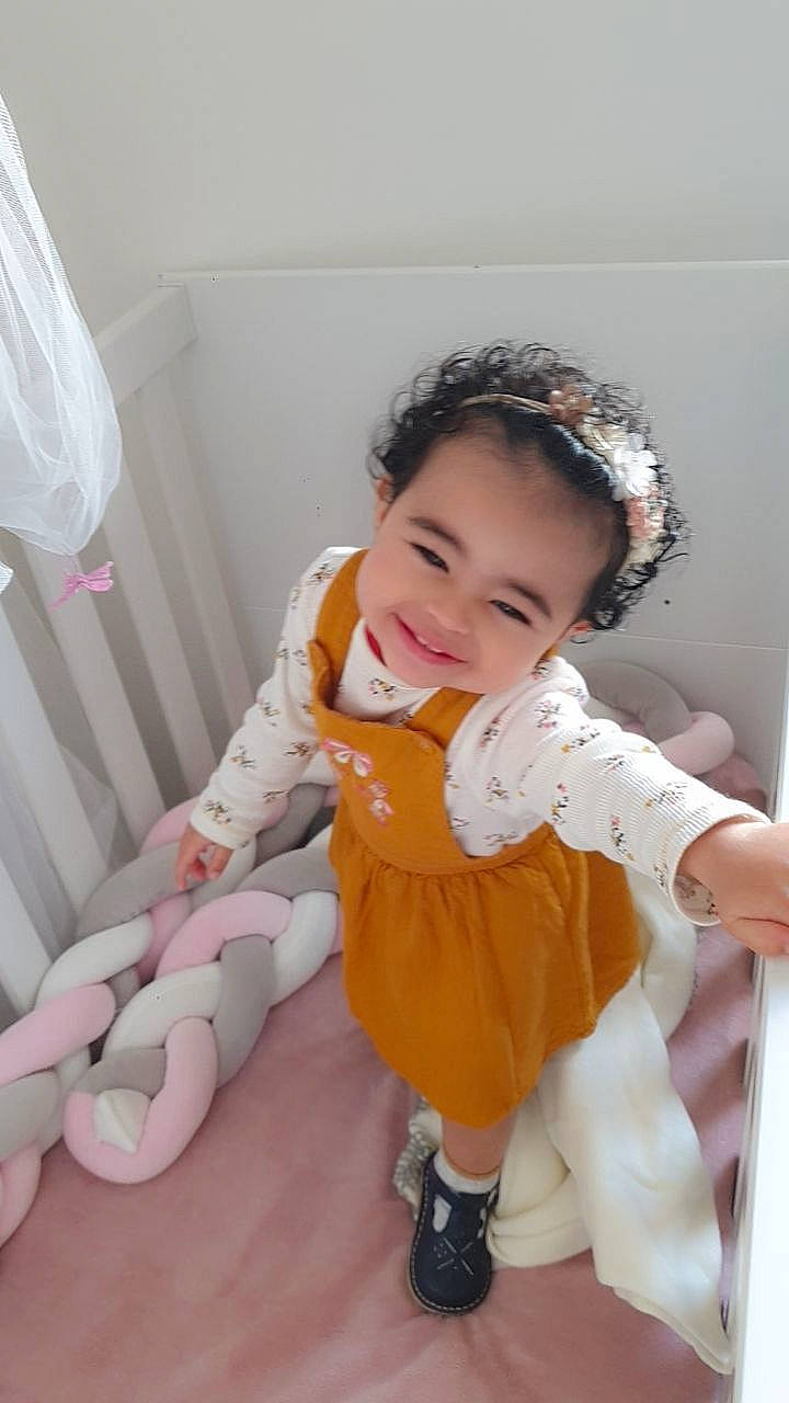 Nëlya participe au concours pour gagner de l'argent avec cette photo : baby, baby_products, baby_toddler_clothing, child, comfort, face, flooring, gesture, happy, head, human_leg, joy, leg, linens, person, room, sitting, sleeve, smile, thigh