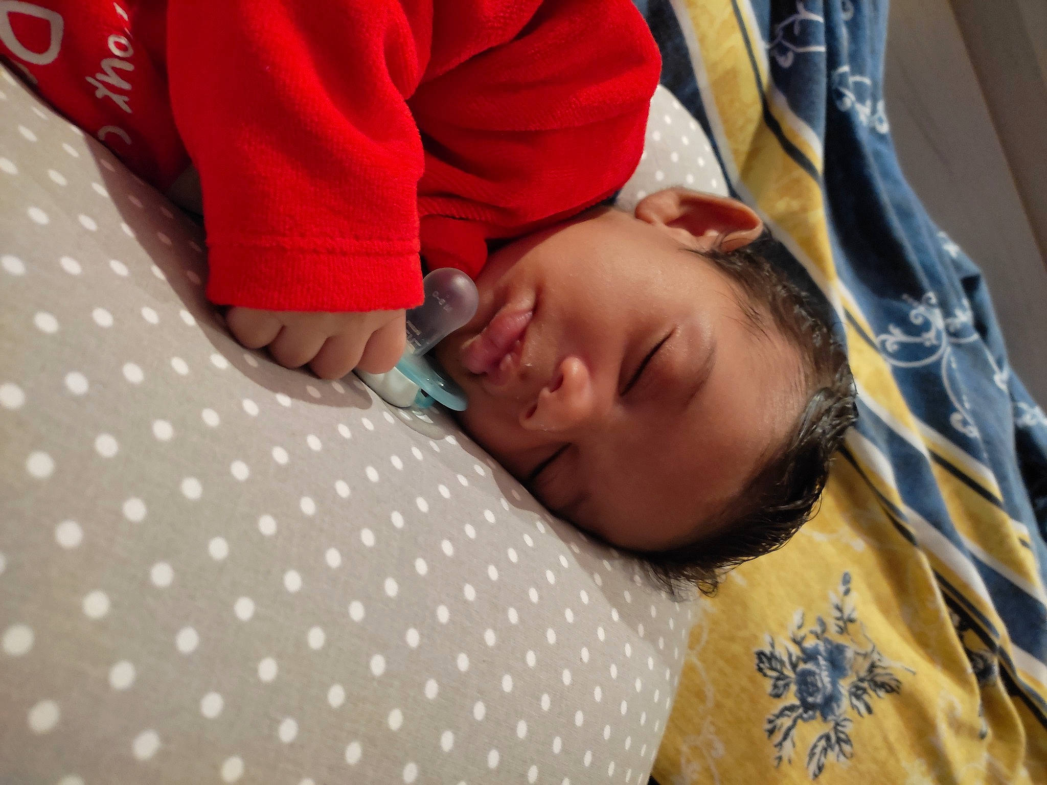 Lyam participe au concours pour gagner de l'argent avec cette photo : beauty, bedding, carmine, child, comfort, flooring, fun, happy, leisure, linens, nap, pattern, person, plaid, room, sitting, sleep, sleeve, smile, toddler
