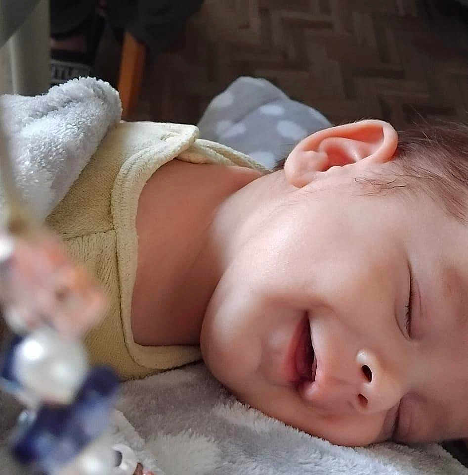 Nino a rejoint le concours — aidez-le/la à gagner de superbes lots ! baby, sleeping, smile, face, closeup, blanket, soft, comfort, peaceful, child, infant, cozy, rest, cute, portrait, skin, head, eyelashes, clothing, indoors