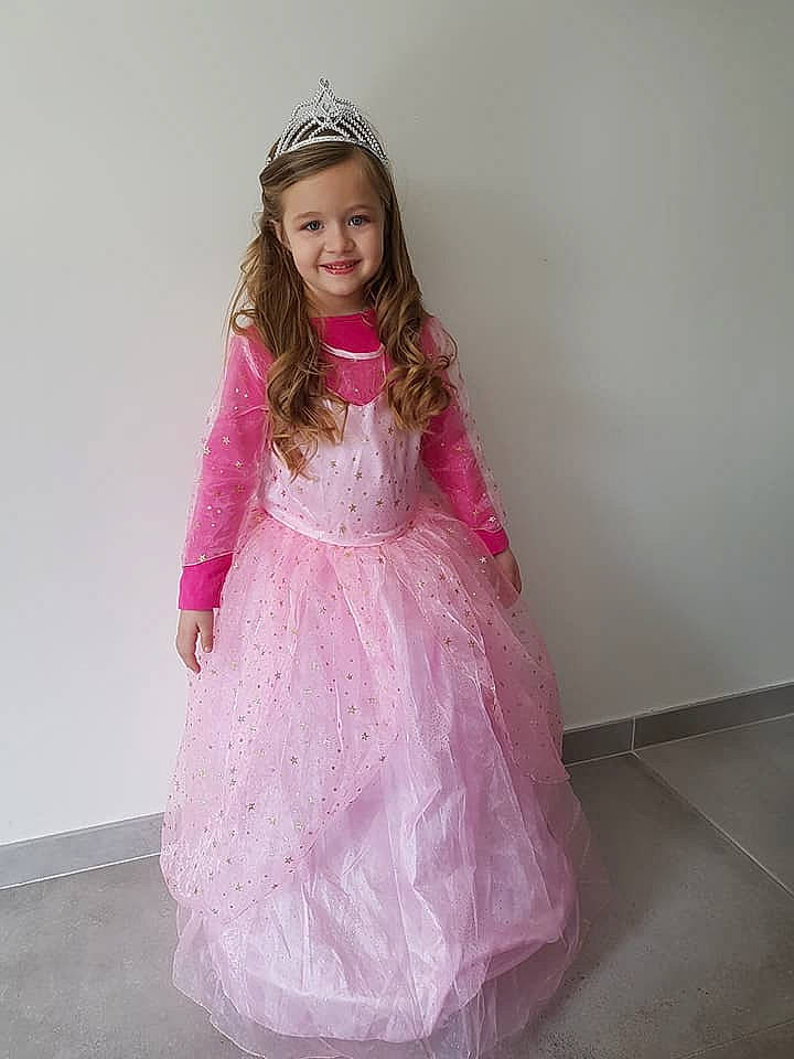 Selena a rejoint le concours — aidez-le/la à gagner de superbes lots ! bridal_clothing, bridal_party_dress, child, cocktail_dress, costume, dance_dress, dress, flower_girl, girl, gown, hair_accessory, joy, person, pink, textile, wedding_dress