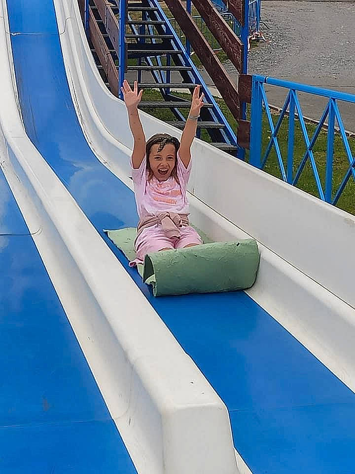 Kelsy participe au concours pour gagner de l'argent avec cette photo : chute, city, comfort, electric_blue, fun, happy, leisure, line, nonbuilding_structure, outdoor_play_equipment, person, play, recreation, rectangle, sitting, smile, stairs, symmetry, t_shirt, toddler
