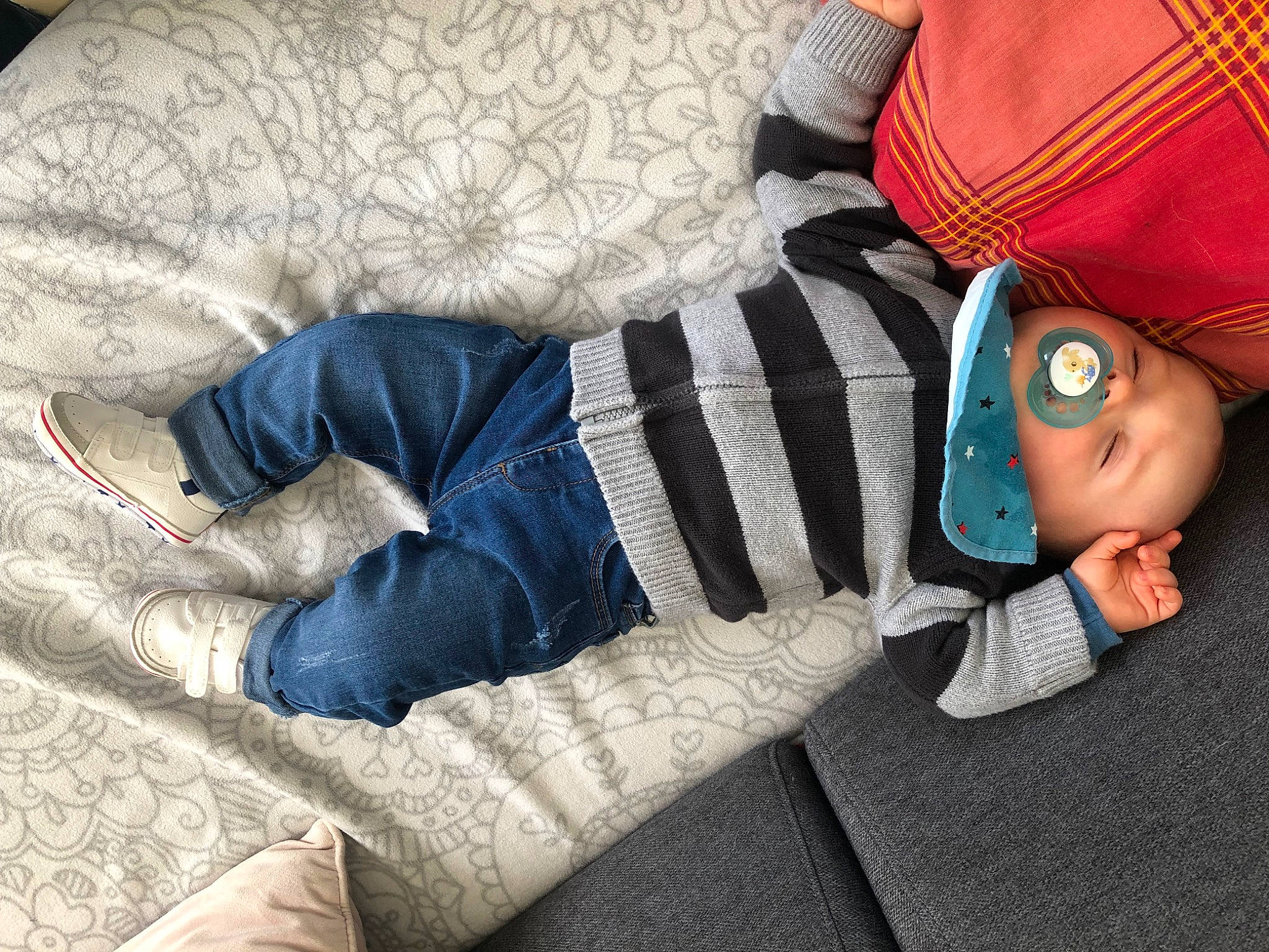 Djulian a rejoint le concours — aidez-le/la à gagner de superbes lots ! baby_toddler_clothing, child, comfort, couch, elbow, electric_blue, grey, human_body, human_leg, knee, lap, linens, pattern, person, sitting, sleeve, sunglasses, textile, thigh, toy