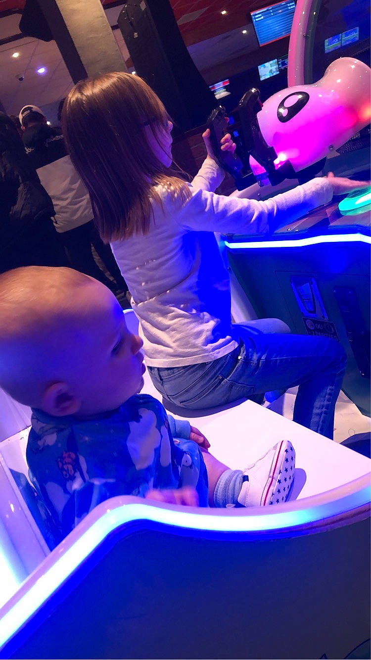 Djulian a rejoint le concours — aidez-le/la à gagner de superbes lots ! baby, blue, child, electric_blue, entertainment, event, fun, gadget, leisure, light, lighting, magenta, music, person, purple, recreation, snapshot, suit, toddler, violet