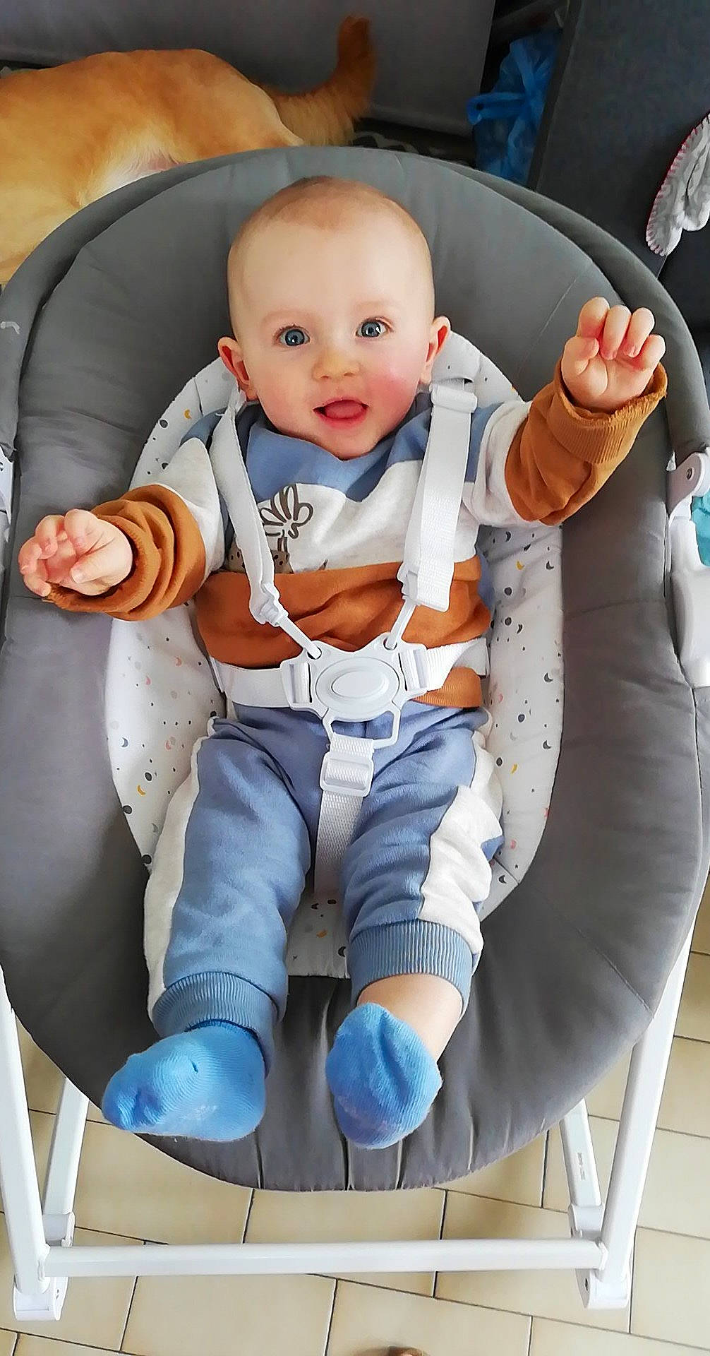 Djulian participe au concours pour gagner de l'argent avec cette photo : baby, baby_products, baby_toddler_clothing, car_seat, cheek, child, comfort, gesture, health_care, lap, leg, mouth, person, personal_protective_equipment, service, sitting, smile, thigh, thumb, toddler