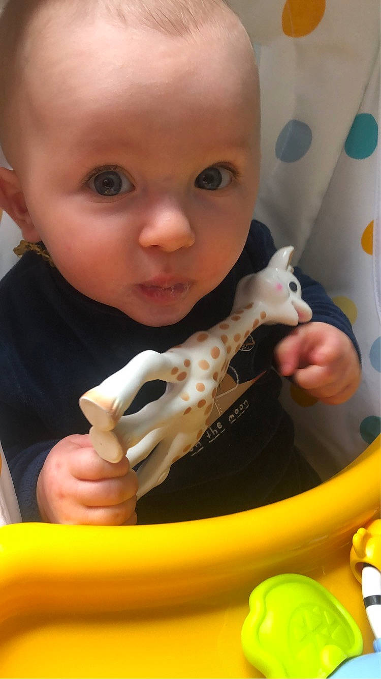 Djulian a rejoint le concours — aidez-le/la à gagner de superbes lots ! baby, baby_food, baby_products, baby_toddler_clothing, baby_toys, child, comfort_food, eyelash, finger, food_craving, junk_food, mouth, musical_instrument, nail, person, play, surprise, sweetness, tableware, thumb