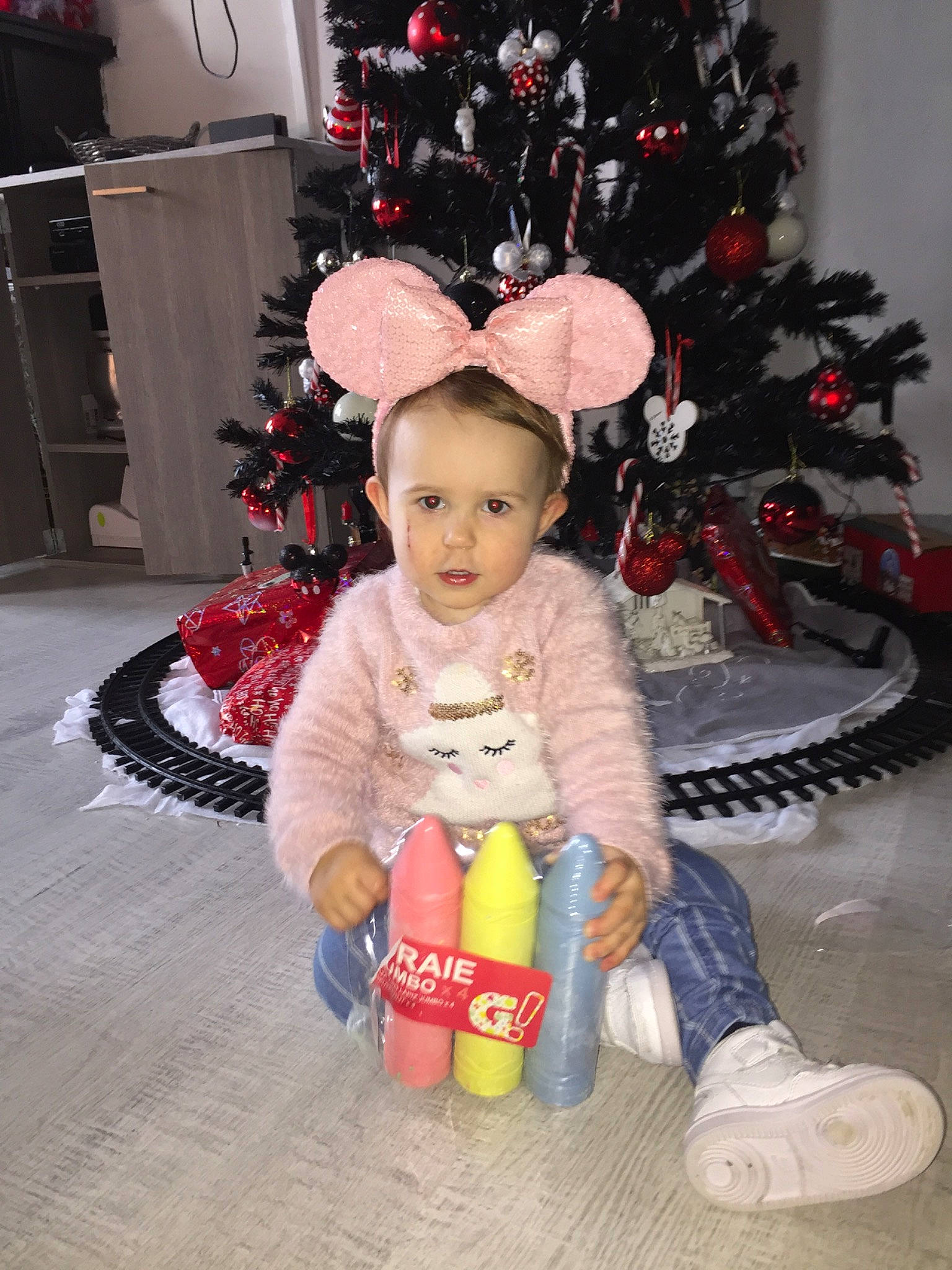 Aelya participe au concours pour gagner de l'argent avec cette photo : child, christmas, christmas_decoration, christmas_eve, christmas_tree, holiday, person, toddler