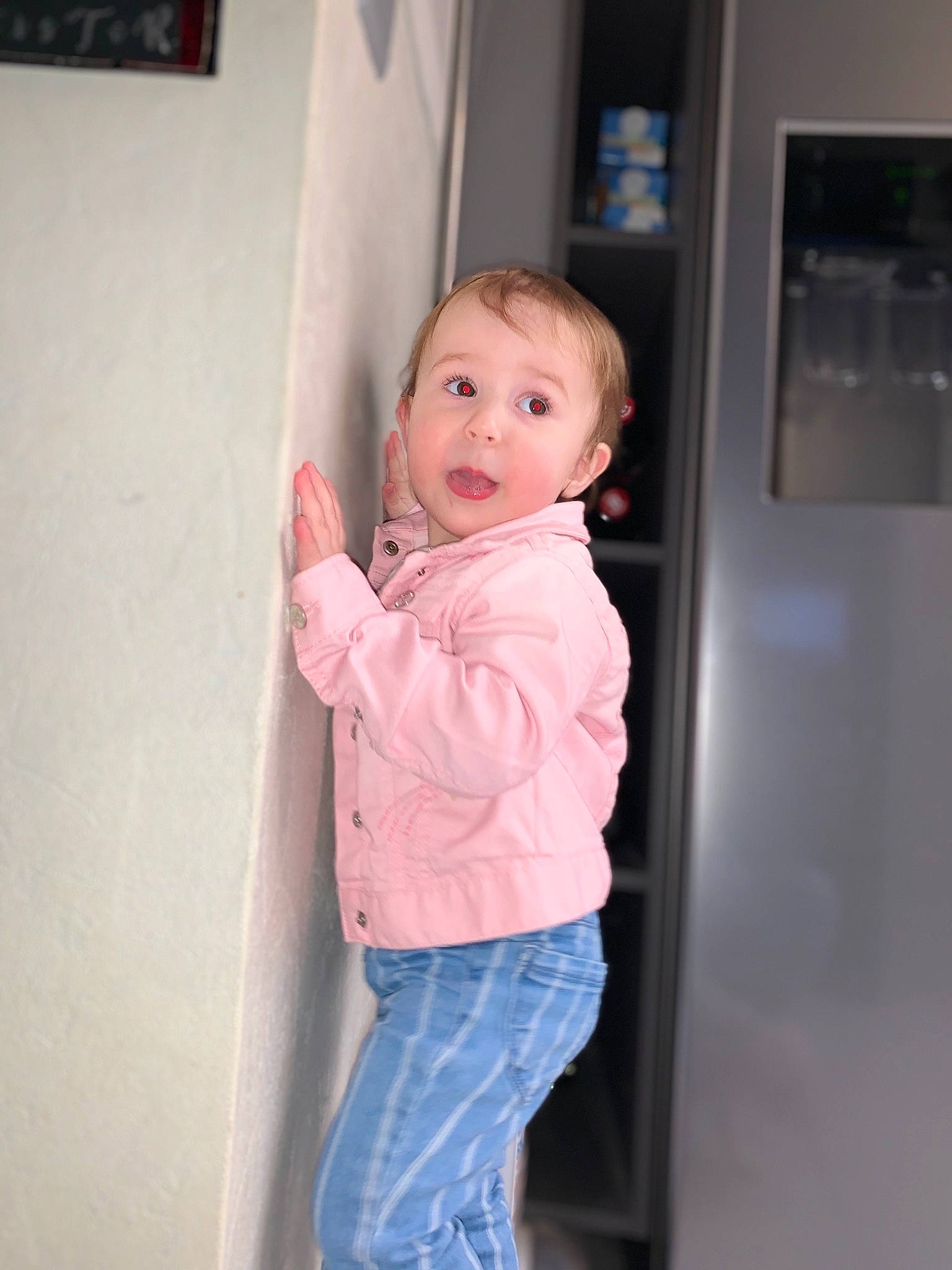Aelya a rejoint le concours — aidez-le/la à gagner de superbes lots ! baby, cheek, child, daughter, door, eye, face, fun, head, jeans, people, person, pink, room, skin, smile, standing, surprise, toddler, vacation