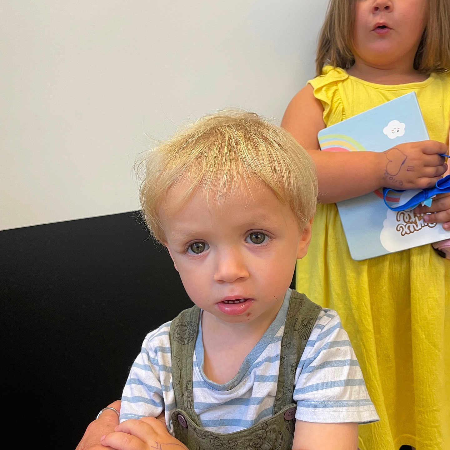 Nolan participe au concours pour gagner de l'argent avec cette photo : baby, bodypart, boy, child, clothing, couch, face, female, finger, footwear, furniture, girl, hand, head, male, person, photography, portrait, shoe, t_shirt