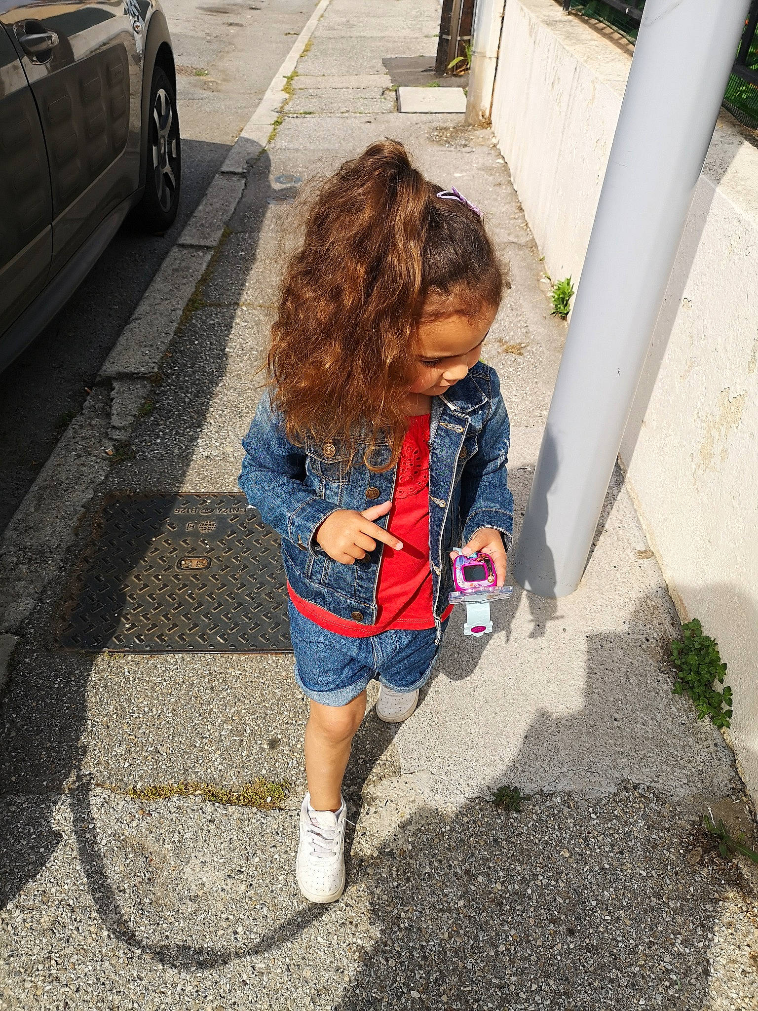 Jennah participe au concours pour gagner de l'argent avec cette photo : asphalt, automotive_tire, child, denim, electric_blue, grass, human_leg, infrastructure, leisure, morning, person, personal_luxury_car, plant, recreation, road, road_surface, sidewalk, standing, street_fashion, toddler