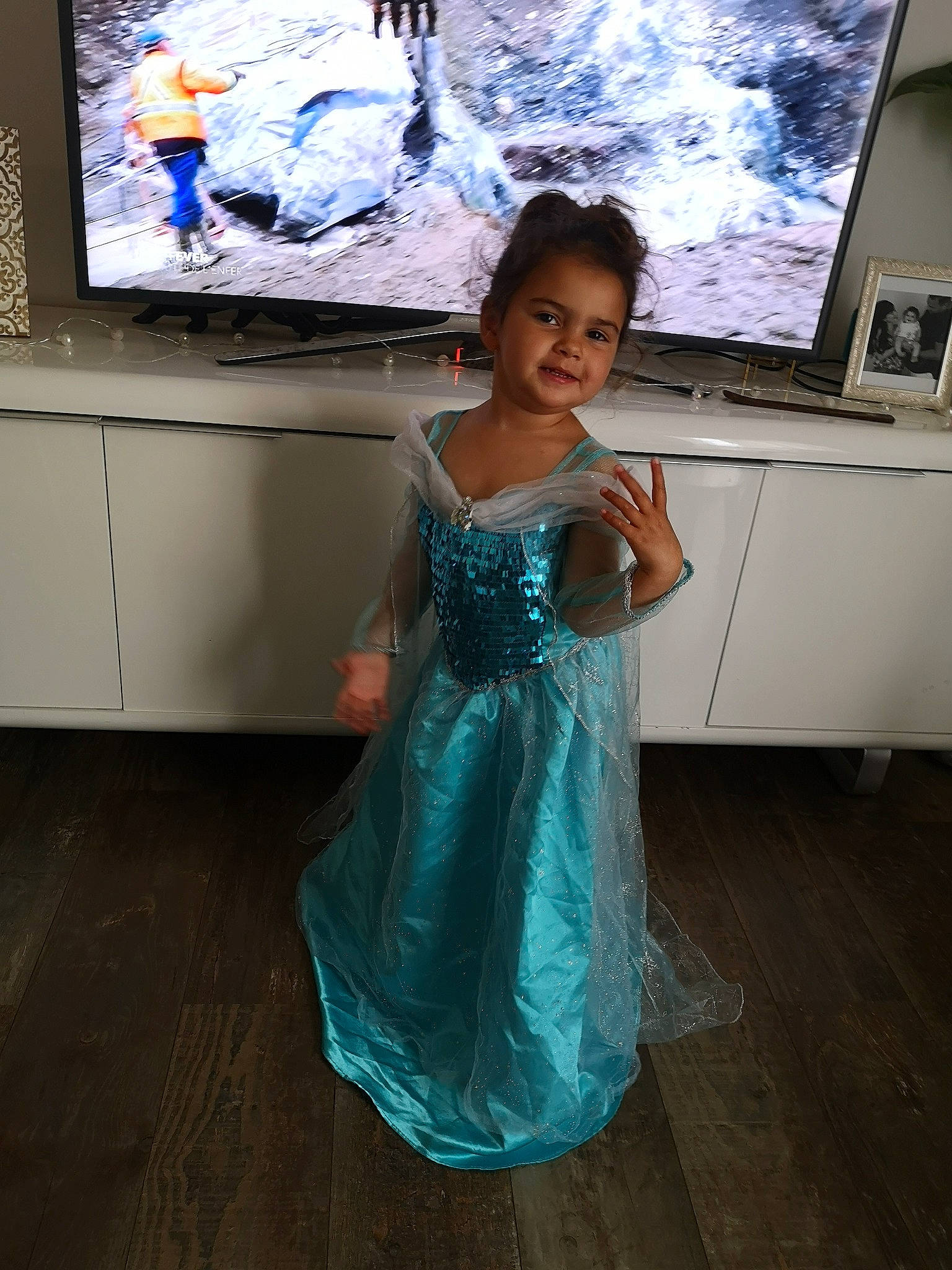 Jennah participe au concours pour gagner de l'argent avec cette photo : art, day_dress, display_device, dress, electric_blue, fashion_design, flash_photography, flat_panel_display, flooring, formal_wear, fun, happy, joy, one_piece_garment, person, sleeve, television, television_set, toddler, trunk