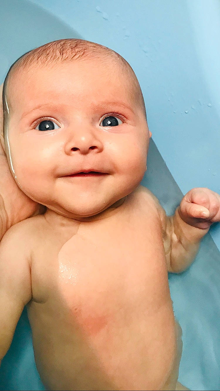 Milena participe au concours pour gagner de l'argent avec cette photo : baby, baby_bathing, baby_making_funny_faces, bathing, cheek, child, chin, close_up, eye, eyebrow, face, facial_expression, forehead, head, lip, mouth, neck, nose, person, skin