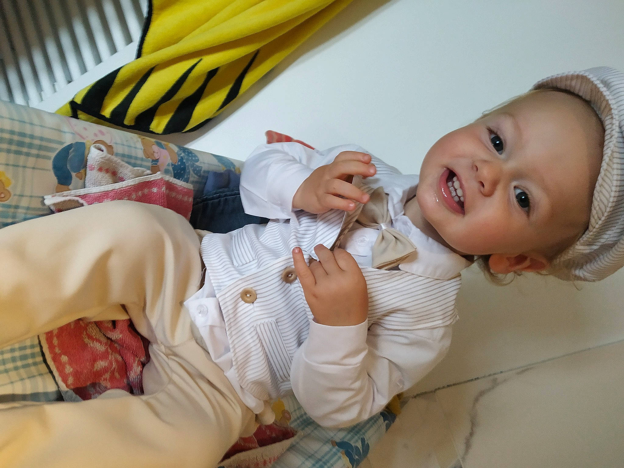 Théo a rejoint le concours — aidez-le/la à gagner de superbes lots ! arm, baby_toddler_clothing, cheek, child, comfort, finger, flag, gesture, hand, happy, lip, mouth, neck, nose, person, skin, sleeve, smile, textile, thumb