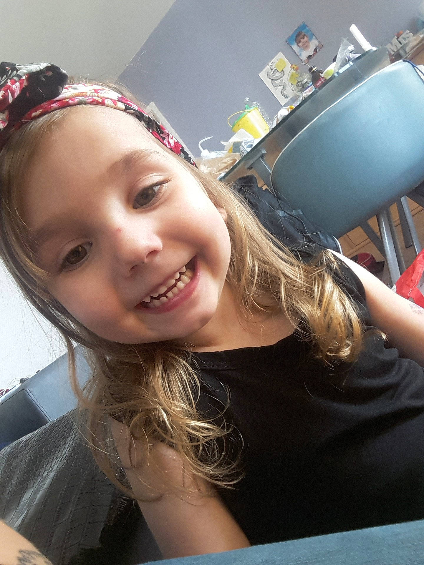 Shaïnése a rejoint le concours — aidez-le/la à gagner de superbes lots ! beauty, blond, child, clothing, dress, facial_expression, fun, girl, glasses, hair, hairstyle, head, joy, lady, model, organ, person, photograph, skin, smile