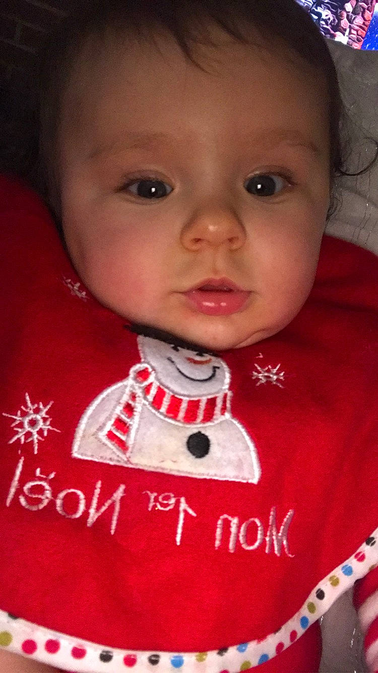 Léana a rejoint le concours — aidez-le/la à gagner de superbes lots ! baby, baby_toddler_clothing, cheek, chin, cool, eyebrow, eyelash, facial_expression, iris, lip, mammal, mouth, neck, nose, outerwear, person, pink, skin, sleeve, t_shirt