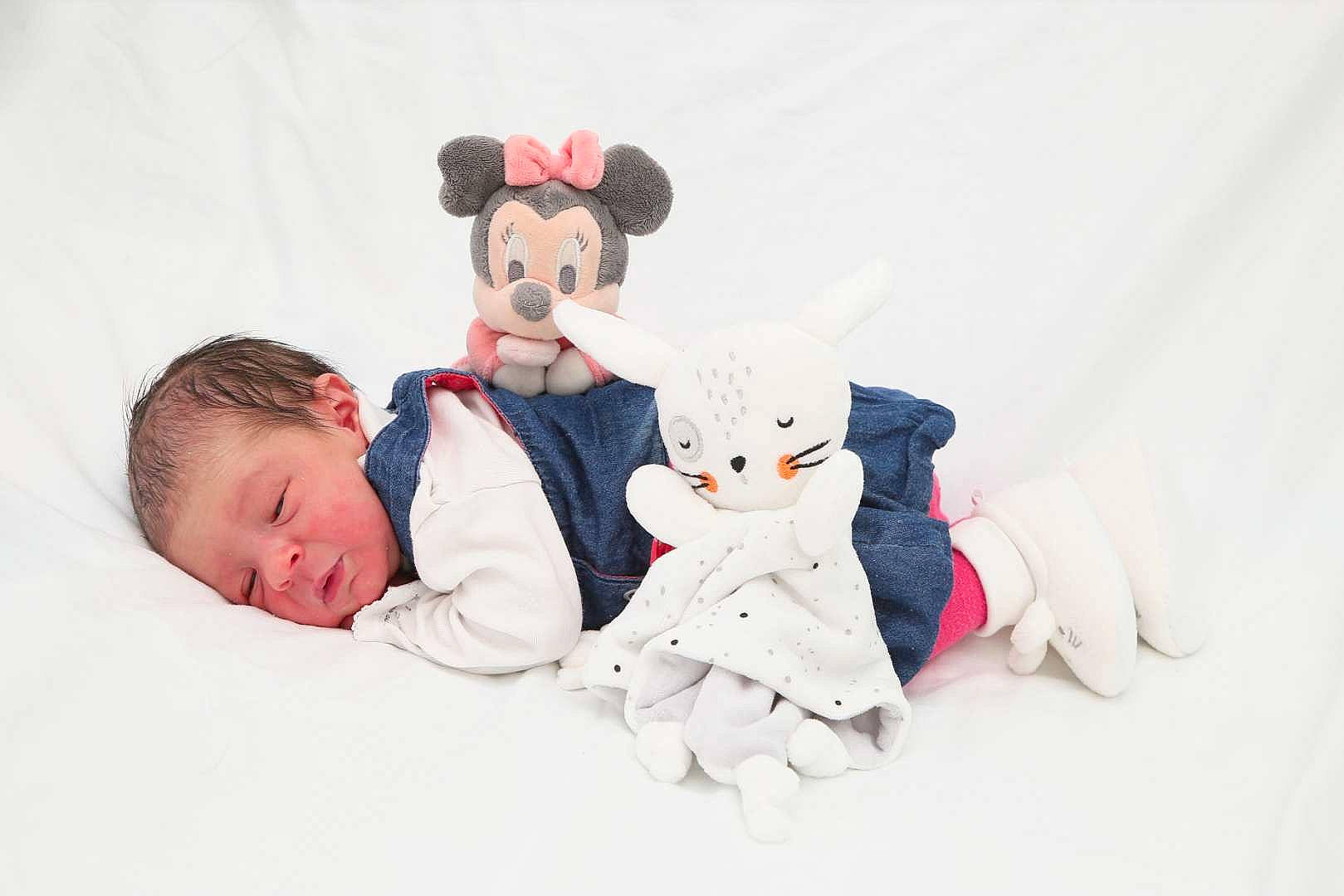 Léana a rejoint le concours — aidez-le/la à gagner de superbes lots ! baby, baby_sleeping, baby_toddler_clothing, baby_toys, carmine, child, comfort, event, fictional_character, gesture, happy, linens, mammal, person, plush, sitting, stuffed_toy, textile, toddler, toy