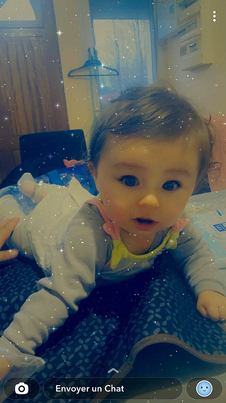 Léana participe au concours pour gagner de l'argent avec cette photo : art, azure, cheek, chin, cool, electric_blue, eye, eyebrow, forehead, fun, happy, human_body, iris, leisure, nose, person, personal_protective_equipment, plastic, space, surprise