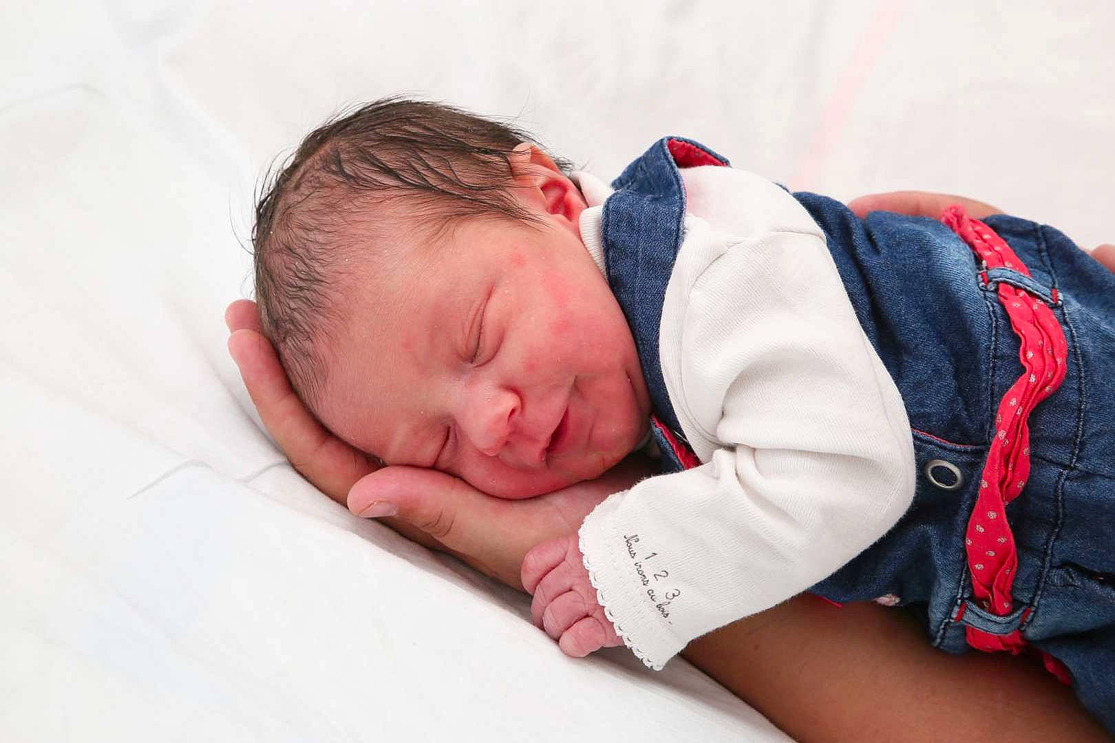 Léana participe au concours pour gagner de l'argent avec cette photo : baby, baby_products, baby_sleeping, baby_toddler_clothing, bedding, bedtime, carmine, child, comfort, grass, happy, head, linens, nap, pattern, person, portrait_photography, sitting, sleep, sleeve