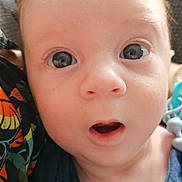 Axel participe au concours pour gagner de l'argent avec cette photo : baby, child, face, wide_eyes, expression, curiosity, blue_outfit, close_up, skin, hair, toy, colorful, pattern, infant, person, portrait, indoors, candid, cute, young