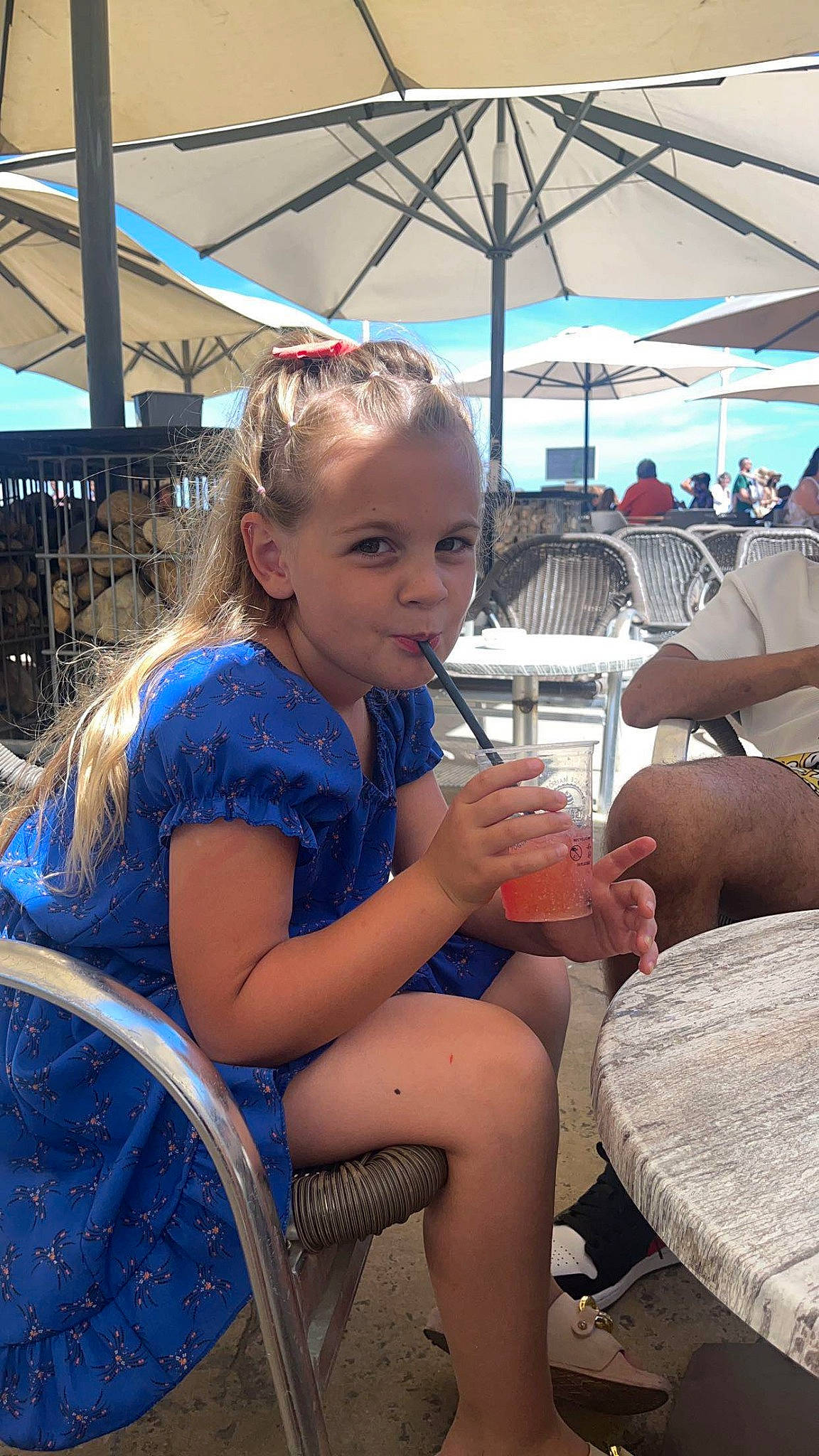 Shanna a rejoint le concours — aidez-le/la à gagner de superbes lots ! blond, blue, chair, child, daytime, electric_blue, event, fun, hairstyle, happy, human_leg, leisure, mammal, people, person, recreation, shorts, sitting, thigh, toddler