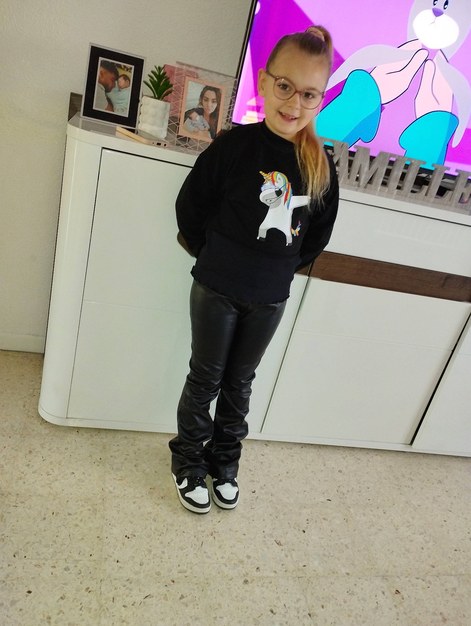 Shanna a rejoint le concours — aidez-le/la à gagner de superbes lots ! art, costume, event, eyewear, fashion_design, fictional_character, flooring, font, fun, illustration, joy, knee, leg, magenta, person, picture_frame, room, sleeve, sportswear, t_shirt