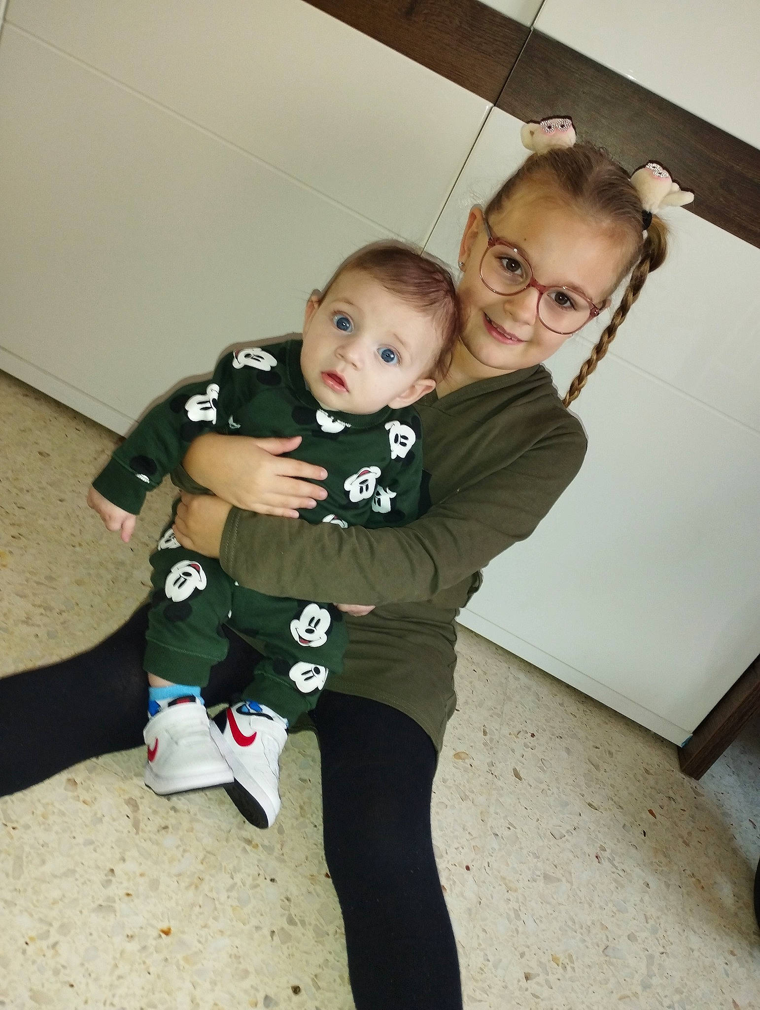 Shanna participe au concours pour gagner de l'argent avec cette photo : abdomen, baby, baby_toddler_clothing, child, event, eyewear, flash_photography, flooring, fun, gesture, happy, joy, knee, person, sitting, sleeve, surprise, sweatpant, t_shirt, thigh