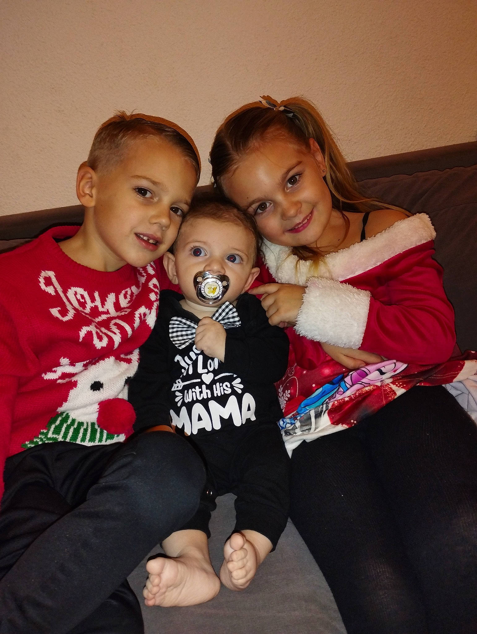 Shanna a rejoint le concours — aidez-le/la à gagner de superbes lots ! child, comfort, couch, eye, facial_expression, flash_photography, fun, happy, head, joy, knee, lap, leg, person, shoulder, skin, sleeve, smile, standing, t_shirt