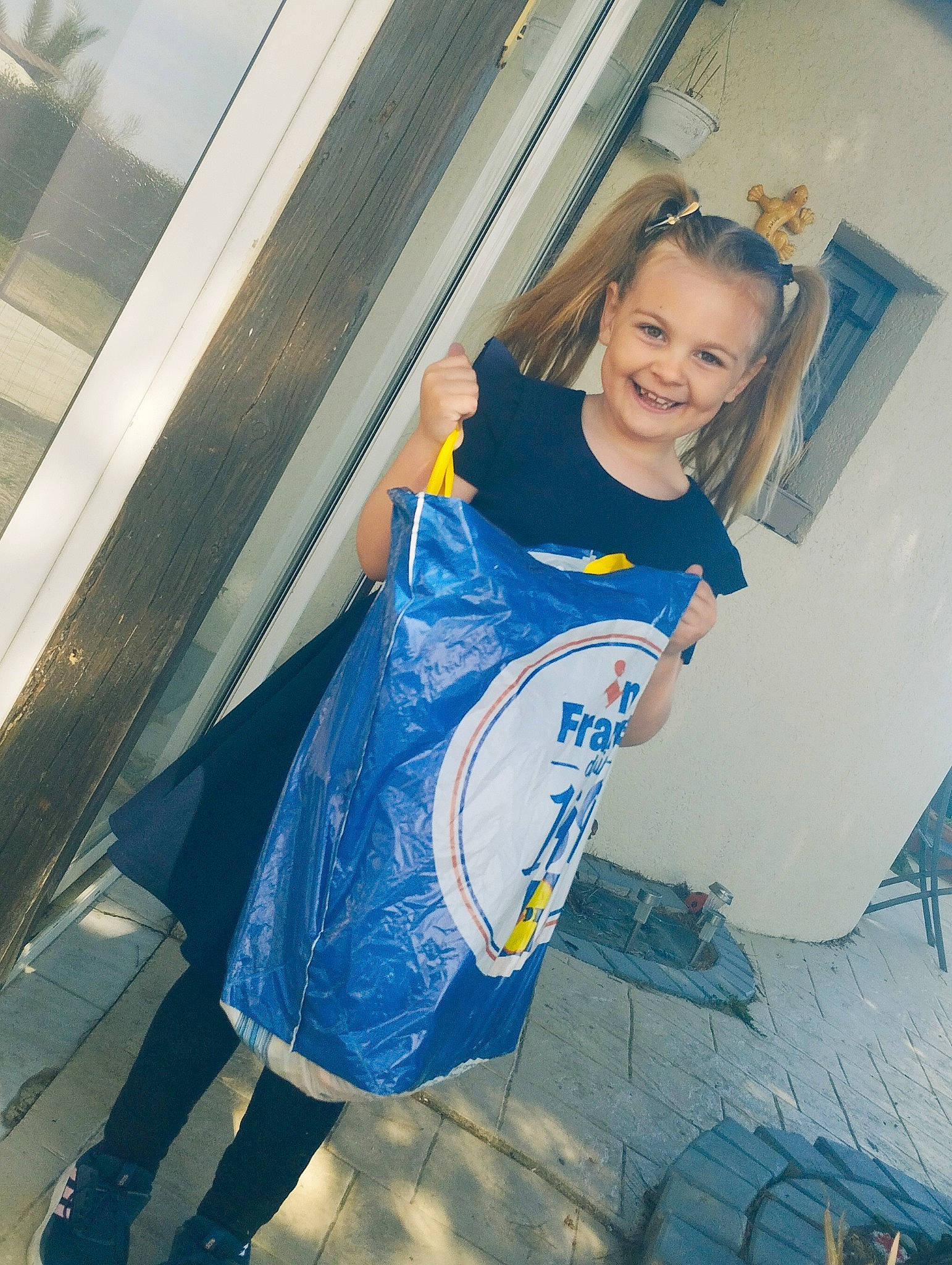 Shanna participe au concours pour gagner de l'argent avec cette photo : child, costume, denim, electric_blue, fashion_design, flooring, fun, happy, human_leg, joy, knee, leisure, person, recreation, room, smile, sportswear, t_shirt, thigh, uniform