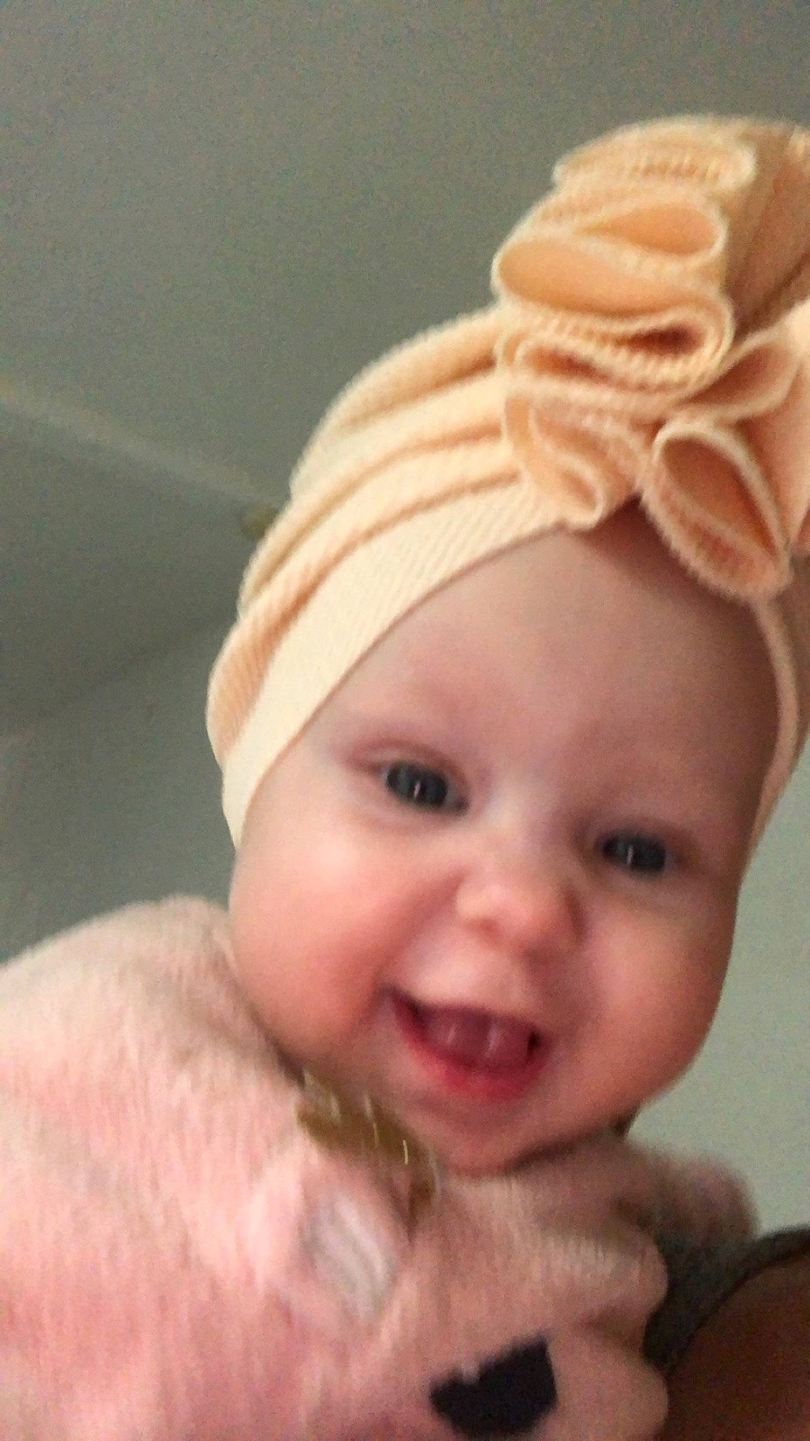 Shelby a rejoint le concours — aidez-le/la à gagner de superbes lots ! baby, cap, cheek, ear, eye, eyebrow, eyelash, finger, forehead, hand, happy, head, headgear, headpiece, lip, nose, person, pink, skin, smile