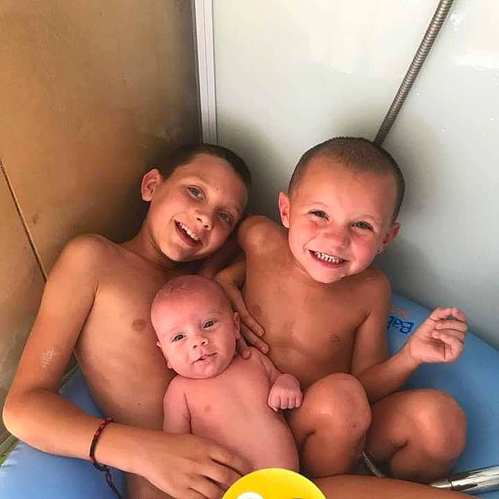 Thiago a rejoint le concours — aidez-le/la à gagner de superbes lots ! arm, baby, cheek, chest, chin, facial_expression, finger, fun, happy, human_body, iris, joy, leg, mouth, muscle, nose, person, skin, smile, stomach