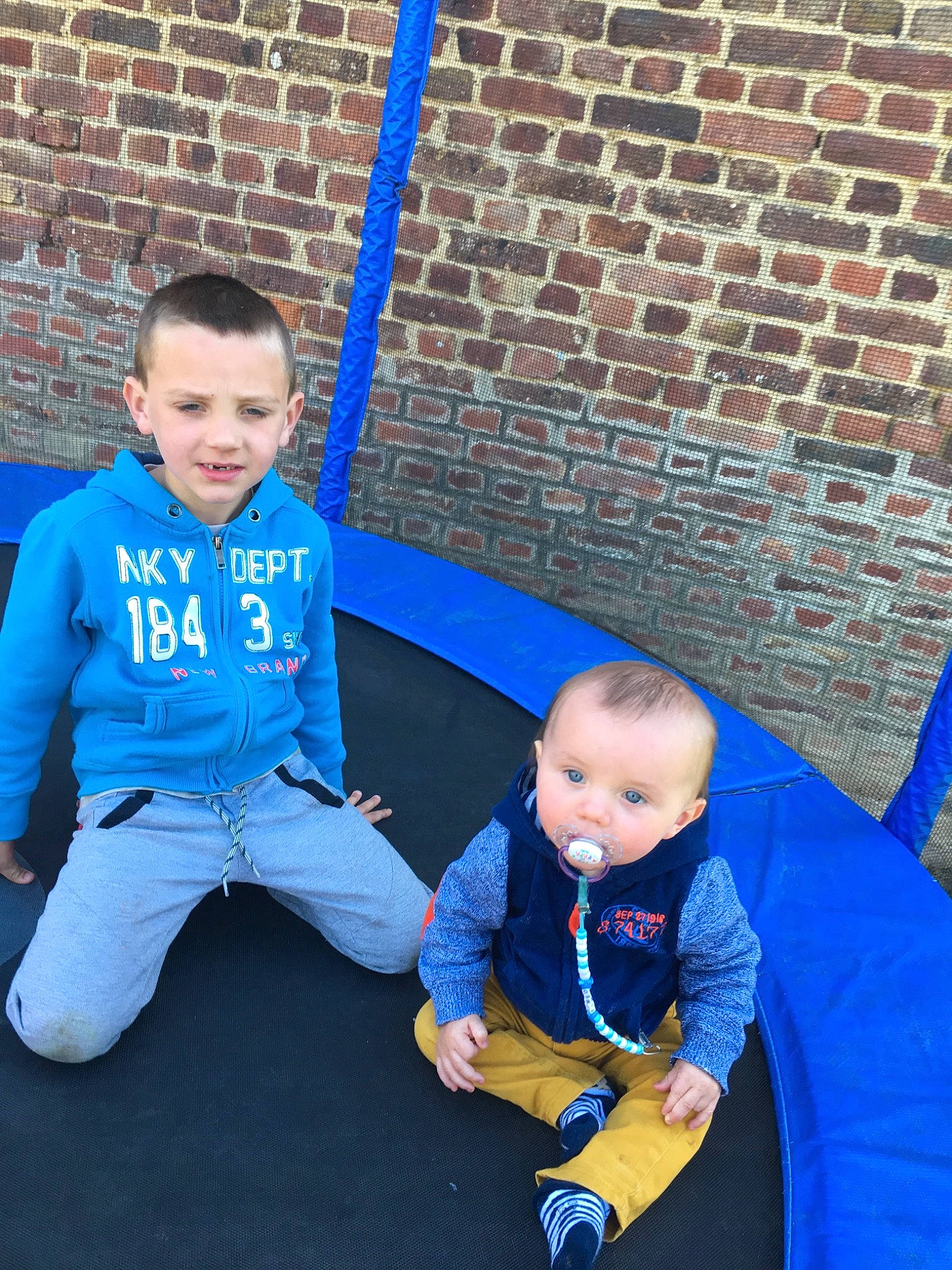 Theo a rejoint le concours — aidez-le/la à gagner de superbes lots ! baby, blue, child, electric_blue, fun, outdoor_play_equipment, person, play, playground, smile, swing, toddler, trampoline, trampolining_equipment_and_supplies, vacation